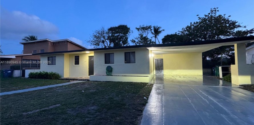 House in Miami Gardens, Florida 5 bedrooms, 192.12 sq.m. № 1943855