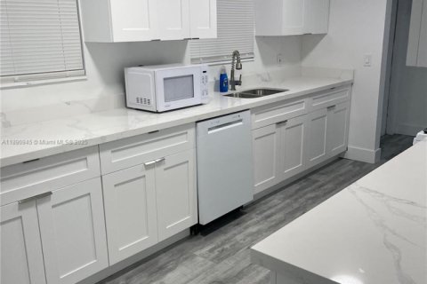 House in Miami Gardens, Florida 5 bedrooms, 192.12 sq.m. № 1943855 - photo 4