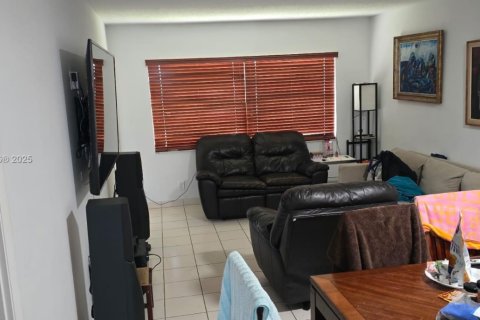 Condo in Lauderdale Lakes, Florida, 1 bedroom  № 1937661 - photo 4