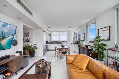 Condominio en alquiler en Miami, Florida, 2 dormitorios, 129.04 m2 № 2029613 - foto 2