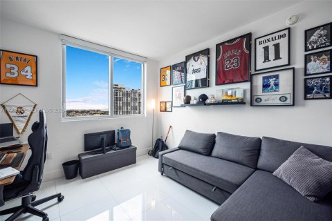 Condominio en alquiler en Miami, Florida, 2 dormitorios, 129.04 m2 № 2029613 - foto 17
