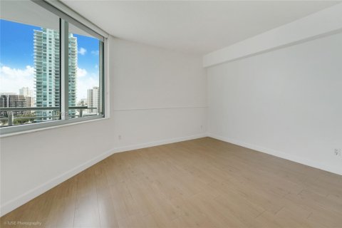 Condo in Miami, Florida, 2 bedrooms  № 1943878 - photo 10