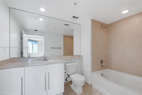 Condo in Miami, Florida, 2 bedrooms  № 1943878 - photo 12
