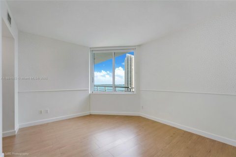 Condo in Miami, Florida, 2 bedrooms  № 1943878 - photo 9
