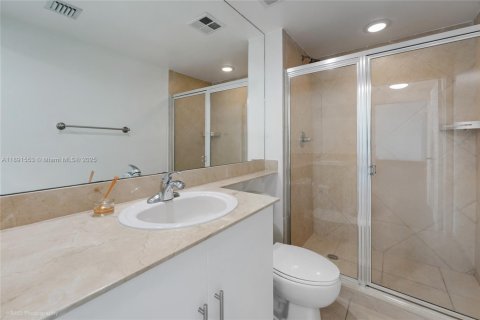 Condo in Miami, Florida, 2 bedrooms  № 1943878 - photo 11