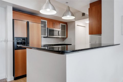 Condo in Miami, Florida, 2 bedrooms  № 1943878 - photo 7
