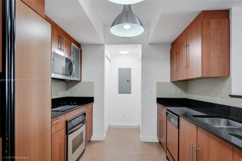 Condo in Miami, Florida, 2 bedrooms  № 1943878 - photo 6
