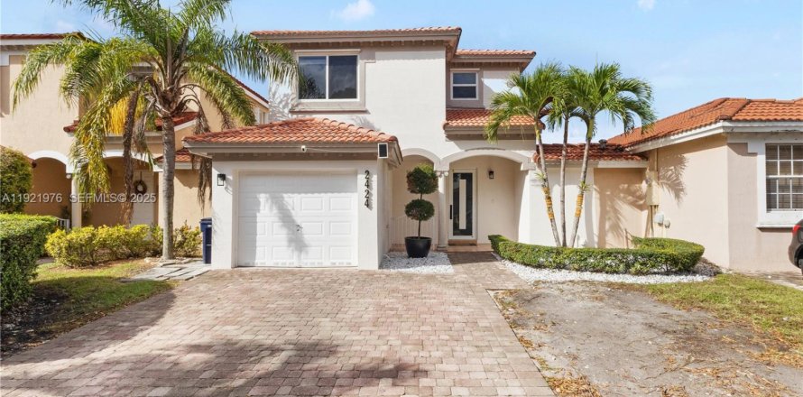 Adosado en Miami, Florida 3 dormitorios, 182 m2 № 1976970