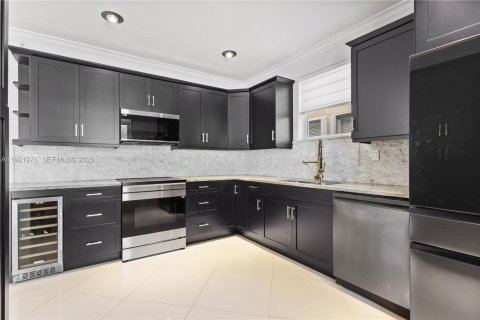 Adosado en alquiler en Miami, Florida, 3 dormitorios, 182 m2 № 1976970 - foto 12