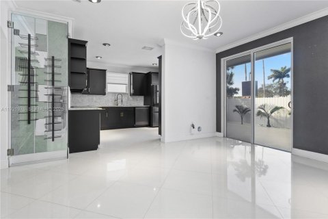 Adosado en alquiler en Miami, Florida, 3 dormitorios, 182 m2 № 1976970 - foto 10