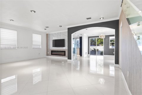 Adosado en alquiler en Miami, Florida, 3 dormitorios, 182 m2 № 1976970 - foto 2