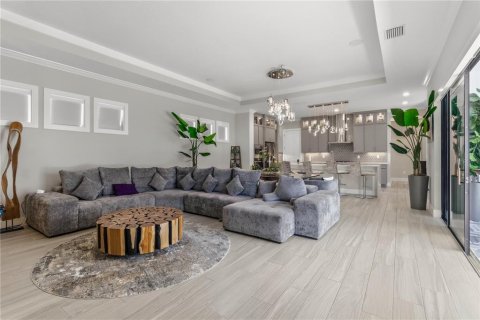 House in San Antonio, Florida 5 bedrooms, 296.17 sq.m. № 2400331 - photo 9