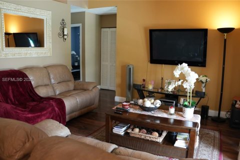 Casa en venta en Miami, Florida, 4 dormitorios, 141.4 m2 № 2050318 - foto 19