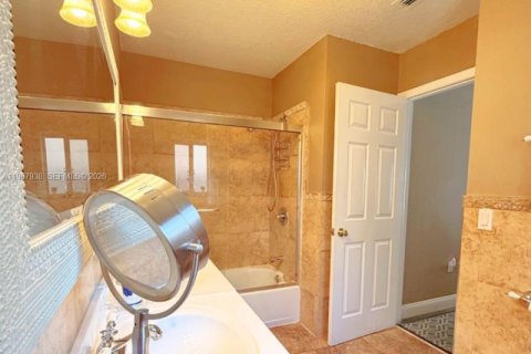 Casa en venta en Miami, Florida, 4 dormitorios, 141.4 m2 № 2050318 - foto 13