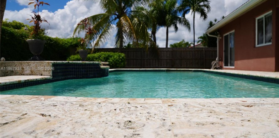 Casa en Miami, Florida 4 dormitorios, 141.4 m2 № 2050318