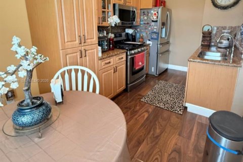 Casa en venta en Miami, Florida, 4 dormitorios, 141.4 m2 № 2050318 - foto 23