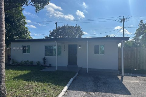 Снять в аренду виллу или дом в Помпано-Бич, Флорида 3 спальни, 82.5м2, № 1983079 - фото 1