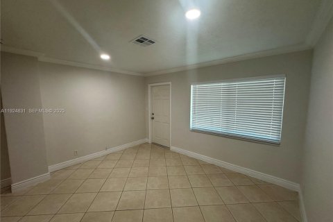 Снять в аренду виллу или дом в Помпано-Бич, Флорида 3 спальни, 82.5м2, № 1983079 - фото 4