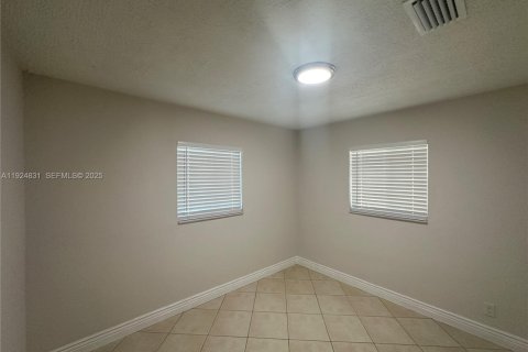 Снять в аренду виллу или дом в Помпано-Бич, Флорида 3 спальни, 82.5м2, № 1983079 - фото 6