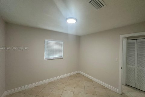 Снять в аренду виллу или дом в Помпано-Бич, Флорида 3 спальни, 82.5м2, № 1983079 - фото 9