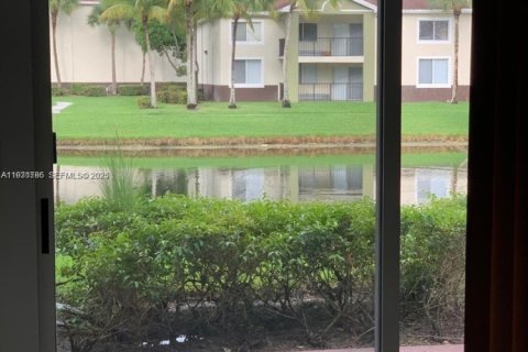 Condominio en alquiler en Tamarac, Florida, 1 dormitorio, 64.2 m2 № 1990239 - foto 16