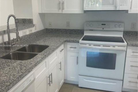 Condominio en alquiler en Tamarac, Florida, 1 dormitorio, 64.2 m2 № 1990239 - foto 4