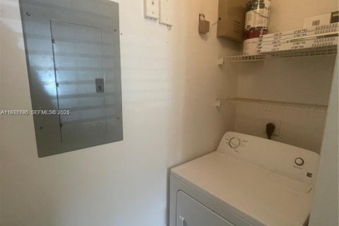 Condominio en alquiler en Tamarac, Florida, 1 dormitorio, 64.2 m2 № 1990239 - foto 15