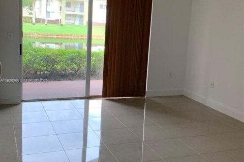 Condominio en alquiler en Tamarac, Florida, 1 dormitorio, 64.2 m2 № 1990239 - foto 2