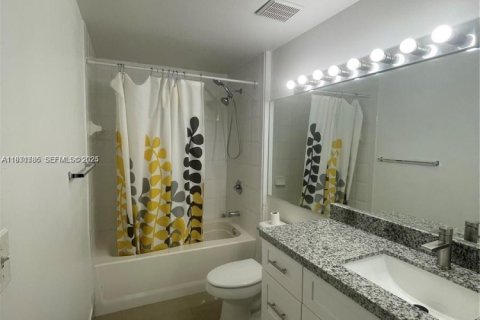 Condominio en alquiler en Tamarac, Florida, 1 dormitorio, 64.2 m2 № 1990239 - foto 13