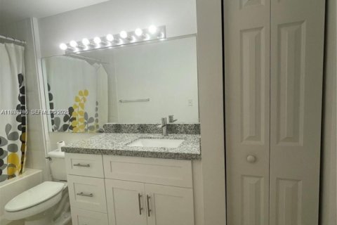 Condominio en alquiler en Tamarac, Florida, 1 dormitorio, 64.2 m2 № 1990239 - foto 10