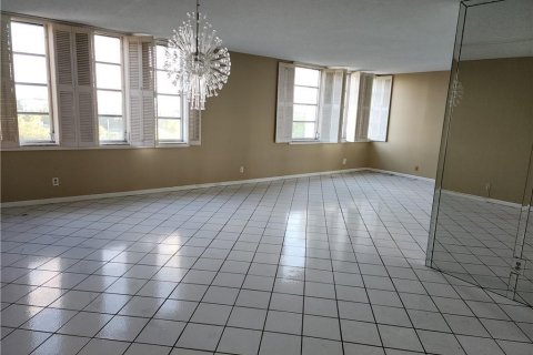 Condominio en alquiler en Lauderhill, Florida, 1 dormitorio, 90.3 m2 № 2168449 - foto 3