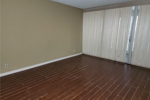 Condominio en alquiler en Lauderhill, Florida, 1 dormitorio, 90.3 m2 № 2168449 - foto 5