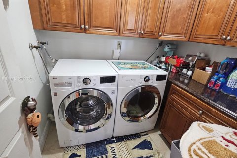 Condo in Hollywood, Florida, 3 bedrooms  № 1992269 - photo 12