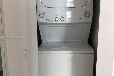 Condo in Miami, Florida, 3 bedrooms  № 1852421 - photo 29