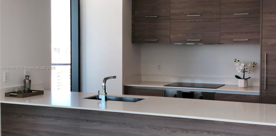 Condo in Miami, Florida, 3 bedrooms  № 1852421