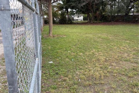 Terreno en venta en Miami, Florida № 2030623 - foto 2