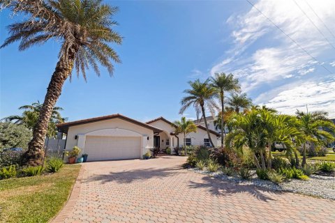 Casa en venta en Saint Petersburg, Florida, 3 dormitorios, 237.27 m2 № 2097344 - foto 3