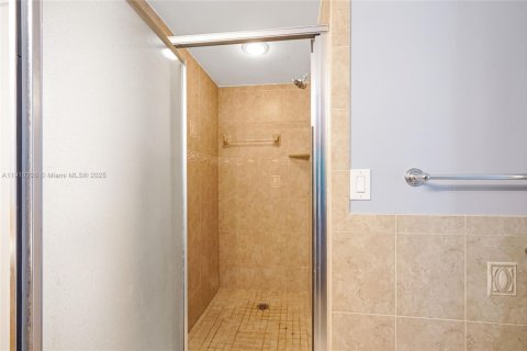 Condo in Pompano Beach, Florida, 2 bedrooms № 1968053 - photo 17