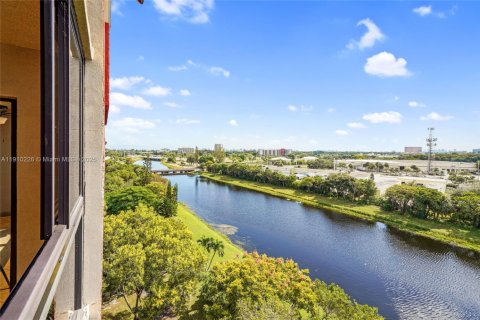 Condo in Pompano Beach, Florida, 2 bedrooms № 1968053 - photo 22