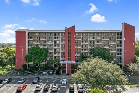 Condo in Pompano Beach, Florida, 2 bedrooms № 1968053 - photo 1