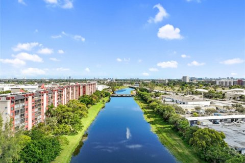 Condo in Pompano Beach, Florida, 2 bedrooms № 1968053 - photo 27