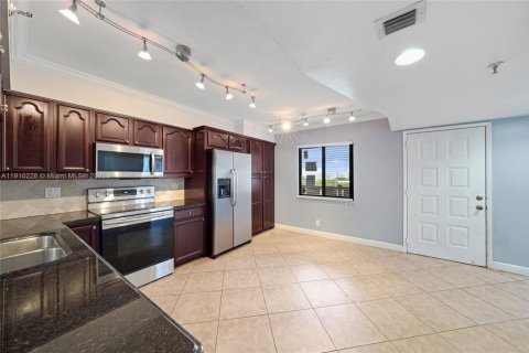 Condo in Pompano Beach, Florida, 2 bedrooms № 1968053 - photo 8