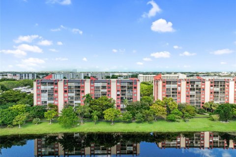 Condo in Pompano Beach, Florida, 2 bedrooms № 1968053 - photo 29