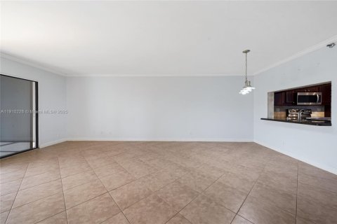 Condo in Pompano Beach, Florida, 2 bedrooms № 1968053 - photo 5