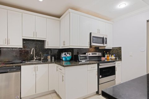 Condo in Miami, Florida, 3 bedrooms  № 1928137 - photo 9