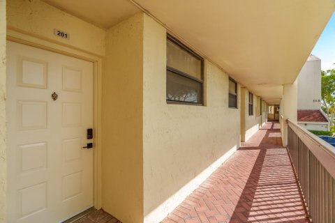 Condo in Oakland Park, Florida, 2 bedrooms  № 1007692 - photo 1