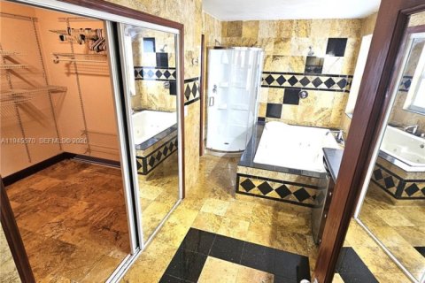 Снять в аренду виллу или дом в Майами, Флорида 5 спален, 279.54м2, № 2002520 - фото 10