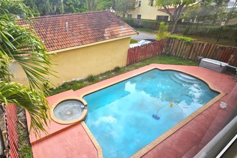 Снять в аренду виллу или дом в Майами, Флорида 5 спален, 279.54м2, № 2002520 - фото 3