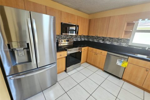 Снять в аренду виллу или дом в Майами, Флорида 5 спален, 279.54м2, № 2002520 - фото 4