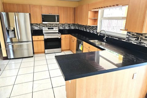 Снять в аренду виллу или дом в Майами, Флорида 5 спален, 279.54м2, № 2002520 - фото 2